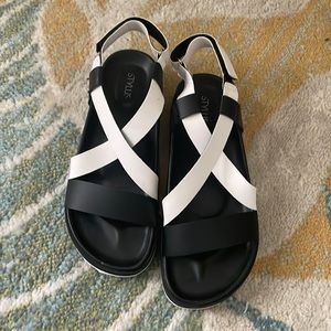 Stylus Black and White Sandals 9